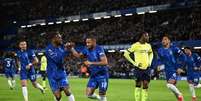  Foto: Justin Setterfield/Getty Images - Legenda: Nkunku celebra o seu gol, que abriu placar na goleada do Chelsea sobre o Southampton / Jogada10