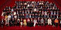 Os indicados ao Oscar deste ano posando para a foto anual da turma no Teatro David Geffen, em Los Angeles  Foto: Academia de Artes e Ci&ecirc;ncias Cinematogr&aacute;ficas / BBC News Brasil