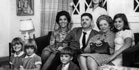 O ex  Foto: deputado Rubens Paiva entre sua mulher, Eunice (à esq.), a sua mãe e os cinco filhos -  Reprodução/Memorial da Democracia / Perfil Brasil