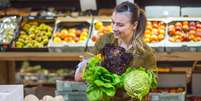 Mulher comprando vegetais no mercado  Foto: Freepik