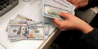 O dólar à vista fechou em alta de 1,50%, aos R$5,9165 -- maior cotação de fechamento desde 24 de janeiro, quando encerrou em R$5,9182.  Foto: Reuters