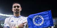 Fabrizio Peralta com a camisa do Cruzeiro.   Foto: Gustavo Aleixo/CEC / Esporte News Mundo