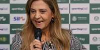  Foto: Cesar Greco/Palmeiras - Legenda: Leila Pereira cutuca rivais em apresenta&ccedil;&atilde;o de zagueiros / Jogada10