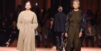Adriana Lima e Penelope Tree no desfile de 100 anos da Fendi  Foto: Getty Imagens / Manequim