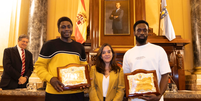 Magatte N'Diaye e Ibrahima Diack e a prefeita de Coruña, Inés Rey  Foto: Prefeitura de Coruña / BBC News Brasil