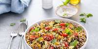 Salada de quinoa com legumes  Foto: Elena Veselova | Shutterstock / Portal EdiCase