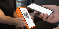 Pix por aproximação funciona como o pagamento com cartão pelo celular  Foto: Divulgação/Itaú / Estadão