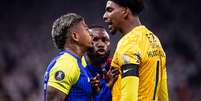 O goleiro Hugo Souza (D), do Corinthians, discute com Cuesta, do Universidad Central, da Venezuela, na partida de volta da segunda fase preliminar da Libertadores, na Neo Química Arena, em São Paulo, nesta quarta-feira, 26.  Foto: VICTOR FROES/AGÊNCIA F8/ESTADÃO CONTEÚDO