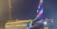 Aeronave da Latam com destino a Salvador tem escorregador inflável acionado por passageiro  Foto: Redes sociais / Reprodução