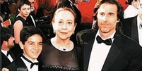 Vinicius ao lado de Fernanda Montenegro e do diretor Walter Salles no tapete vermelho do Oscar em 1999  Foto: Reprodu&ccedil;&atilde;o/Instagram/@vinicentral