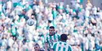  Foto: Fernando Alves/ECJ - Legenda: Jogadores de Grêmio e Juventude em disputa de bola na semifinal do Gauchão / Jogada10