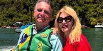 Val Marchiori com Jair Bolsonaro em Angra dos Reis: socialite quer entrevistá-lo em seu podcast  Foto: Reprodução/@valmarchiori
