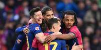  Foto: David Ramos/Getty Images - Legenda: Lewandowski comemora o seu gol, o quarto do Barcelona sobre a Real Sociedad / Jogada10