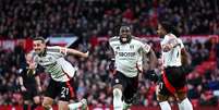  Foto: Justin Setterfield/Getty Images - Legenda: Bassey vibra logo após fazer o gol do Fulham, que fica no 1 a 1 fora de casa com o United e avança nos pênaltis / Jogada10