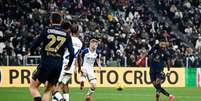  Foto: Valerio Pennicino/Getty Images - Legenda: Thuram comemora seu belo gol, que deu a vitória à Juventus sobre o Verona / Jogada10