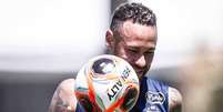  Foto: Raul Baretta/ Santos FC. - Legenda: Neymar durante treinamento no Santos / Jogada10