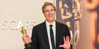 Walter Salles com a estatueta de Melhor Filme Internacional do Oscar 2025  Foto: Jason Armond / Los Angeles Times via Getty Images / Rolling Stone Brasil