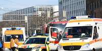Ambulâncias estacionadas perto do local do atropelamento em Mannheim  Foto: Reuters / BBC News Brasil