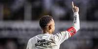  Foto: Divulgação/Santos - Legenda: Neymar brilha em cobrança de falta / Jogada10