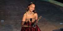 Zoe Saldaña vence como "Melhor Atriz Coadjuvante"  Foto: Reprodução/Getty Images