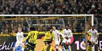  Foto: Photo by Daniel Kopatsch/Getty Images - Legenda: Adeyemi (27) chuta para fazer um golaço para o Dortmund contra o Lille / Jogada10
