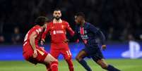  Foto: Julian Finney/Getty Images - Legenda: Dembelé em disputa de bola com jogadores do Liverpool / Jogada10
