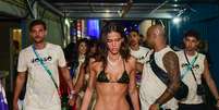 Bruna Marquezine curte desfiles na Sapuca&iacute; e sai do camarote ao amanhecer  Foto: Webert Belicio e Nat&aacute;lia Rampinelli/AgNews