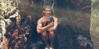 João Guilherme toma banho de cachoeira com cachorro  Foto: Reprodução/Instagram