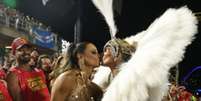 Vivi e Galisteu dão beijo na avenida   Foto: Anderson Bordê/AgNews