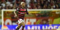 Foto: Marcelo Cortes / CRF - Legenda: Wesley, um dos grandes destaques do início da temporada, em ação com a camisa do Flamengo / Jogada10
