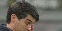  Foto: Reprodução / RMC Sport - Legenda: Treinador Paulo Fonseca vai às lágrimas durante partida do Lyon / Jogada10