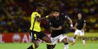 Memphis Depay, do Corinthians, disputa bola com Gustavo Vallecilla, do Barcelona SC pela Libertadores.  Foto: Franklin Jacome/Getty Images