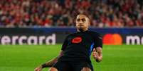Raphinha do FC Barcelona comemora o primeiro gol de sua equipe durante a partida de ida das oitavas de final da Liga dos Campeões da UEFA 2024/25 entre SL Benfica e FC Barcelona no Estádio da Luz em 05 de março de 2025 em Lisboa, Portugal.  Foto: Gualter Fatia/Getty Images