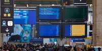 Passageiros aguardam na Gare du Nord em Paris  Foto: Getty Images / BBC News Brasil