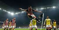 Luciano comemora gol com chute na bandeirinha de escanteio  Foto: Getty Images/Miguel Schincariol