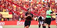 Foto: Paulo Paiva / Sport - Legenda: Gonçalo Paciência marca o primeiro gol do jogo / Jogada10
