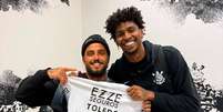 Filipe Toledo com a camisa do Corinthians.   Foto: Reprodução / Instagram / Esporte News Mundo