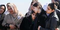 Funerais foram realizados para as centenas de mortos  Foto: Reuters / BBC News Brasil