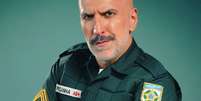 Antonio Tabet interpreta o policial Pe&ccedil;anha no teatro.  Foto: Protocolo de Seguran&ccedil;a/Divulga&ccedil;&atilde;o