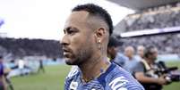 Neymar chegou a tirar o colete no jogo, mas não saiu do banco Foto: Sports Press Photo / GettyImages