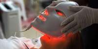 Os fabricantes de máscaras faciais de LED anunciam seus produtos para o tratamento de linhas finas e cicatrizes da acne  Foto: Getty Images / BBC News Brasil
