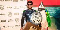 Italo Ferreira com a taça da WSL em Portugal. Foto: Damien Poullenot / WSL / Esporte News Mundo