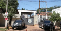 Agentes encontram túneis e lâminas em cela ocupada por membros do PCC em presídio do Paraguai  Foto: Divulgação