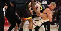 Mason Plumlee e Steven Adams caindo no chão agarrados durante uma briga Foto: Esporte News Mundo