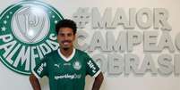 Lucas Evangelista, anunciado nesta sexta-feira, 14, é o novo reforço do Palmeiras  Foto: Cesar Greco/Palmeiras - Legenda: Palmeiras anuncia a contratação do meia Lucas Evangelista / Jogada10
