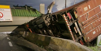 Caminhão atingiu passarela na Rodovia Anchieta  Foto: PMSP