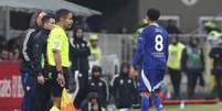  Foto: Marco Luzzani/Getty Images - Legenda: Dele Alli deixa o campo após ser expulso em seu retorno ao futebol depois de dois anos parado / Jogada10