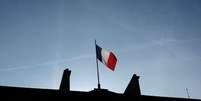 Bandeira da França no palácio de l'Élysée, residência oficial do presidente francês, em Paris  Foto: Gonzalo Fuentes / Reuters