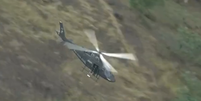 Piloto de helicóptero da polícia foi atingido na cabeça  Foto: Reprodução/GloboNews