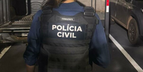 Funcionário da Polícia Civil de Goiás durante operação Foto: Polícia Civil de Goiás / Divulgação